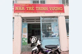 Bảo mẫu tát bé trai bầm tím má rồi nói dối ngã cầu thang