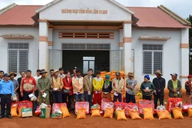 Tặng 219 suất quà cho người nghèo ở Đak Đoa