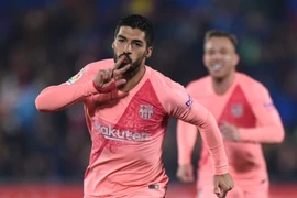 Suarez ghi siêu phẩm, Barca hơn Real 10 điểm