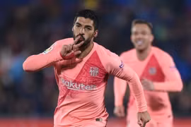 Suarez ghi siêu phẩm, Barca hơn Real 10 điểm