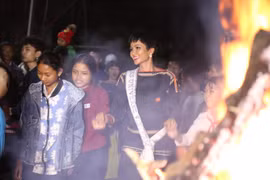 H'Hen Niê về buôn làng múa bên lửa trại, uống rượu cần Tây Nguyên