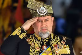 Quốc vương Malaysia thoái vị sau khi cưới hoa khôi người Nga