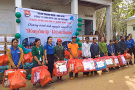 Tặng quà cho đoàn viên, thanh niên có hoàn cảnh khó khăn