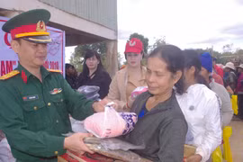Lữ đoàn Công binh 280: Khám bệnh, tặng quà cho hộ gia đình khó khăn