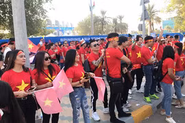 CĐV Việt Nam 'nhuộm đỏ' Abu Dhabi cổ vũ cho thầy trò HLV Park Hang-seo