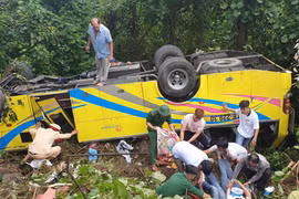 Tìm kiếm,nối lại cánh tay đứt lìa của nữ SV gặp nạn ở đèo HV