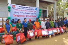 Tặng quà cho đoàn viên, thanh niên có hoàn cảnh khó khăn