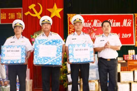 Tổ chức thay thu quân và chúc Tết quân dân đảo Sinh Tồn