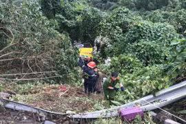Xe khách lao xuống vực trên đèo Hải Vân, 1 nữ sinh tử vong