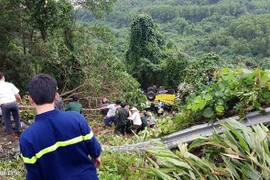 Xe khách rơi trên đèo Hải Vân, 23 người bị nạn