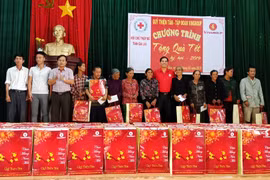 Tặng quà cho hộ nghèo và nạn nhân chất độc da cam huyện Chư Pưh