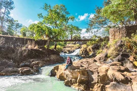 Ban mai trên suối Thác Ba