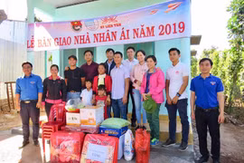 Tặng 15 nhà nhân ái cho hộ nghèo