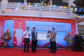 Trường THCS Nguyễn Chí Thanh đón nhận bằng công nhận đạt chuẩn quốc gia