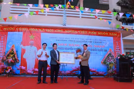 Trường THCS Nguyễn Chí Thanh đón nhận bằng công nhận đạt chuẩn quốc gia