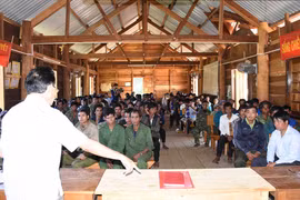 Tạo việc làm cho người dân gắn bó với rừng