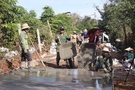 Làng Bẹk chung sức làm đường nông thôn