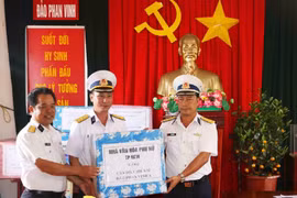 Thăm, chúc Tết quân dân đảo Phan Vinh