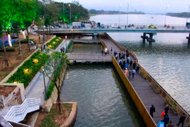 Cầu đi bộ lót sàn gỗ lim trên sông Hương hút khách tham quan