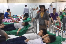 Hàng chục học sinh tiểu học ở Bình Dương cấp cứu nghi ngộ độc