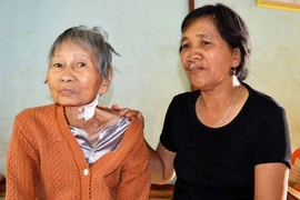 Người phụ nữ khuyết tật nuôi mẹ ung thư