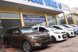 Ôtô 300 triệu cận Tết: Dân buôn đút túi cả trăm triệu