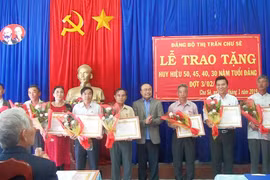 Chư Sê: Trao tặng Huy hiệu 30,40,45,50 năm tuổi Đảng cho đảng viên