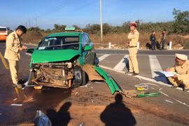 Gia Lai: Taxi tông xe chở nhân viên, nhiều người thoát chết