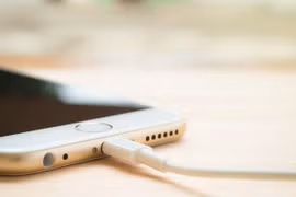 Mẹo tiết kiệm pin smartphone khi đi chơi Tết