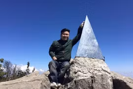 Chàng trai xương thủy tinh chia sẻ hành trình chinh phục Fansipan bằng đầu gối