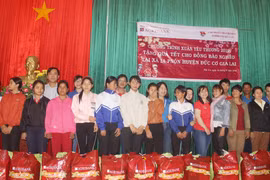 Tặng quà Tết cho trẻ em và bà con DTTS xã Ia Pnôn