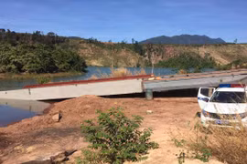 Đề nghị các xã lân cận cùng tìm kiếm chiếc sà lan "mất tích"