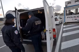 Bắt giữ xe tải chở 10 người Việt Nam nhập cư trái phép vào Anh