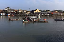 Cãi nhau,chồng lái ô tô chở vợ và 2 con lao xuống sông,3 người chết