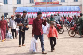 Chư Sê: Mang hơi ấm Tết đến với nạn chất độc da cam