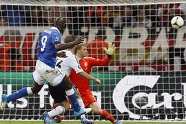 Cú đúp của Balotelli giúp Italia vào chung kết