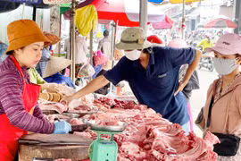 Giá hàng hóa chưa "hạ nhiệt" theo xăng dầu