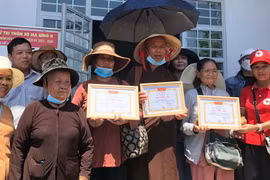 Tặng 450 suất quà cho người nghèo, trẻ em khó khăn huyện Phú Thiện