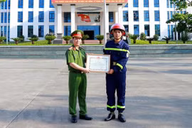 Khen thưởng chiến sỹ giải cứu hơn 100 học sinh trong đêm mưa lũ
