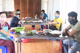 Chăm lo bữa ăn giữa ca cho công nhân