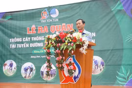 Ra quân trồng thông tại tuyến đường tránh Đèo Măng Đen