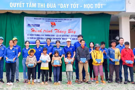 Đoàn khối các Cơ quan và Doanh nghiệp tỉnh Gia Lai tổ chức chương trình "Hành trình tháng Bảy" tại huyện Phú Thiện