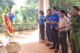 Tặng 20 suất quà và trao phần việc thanh niên tri ân người có công tại xã Đak Trôi