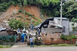 Đắk Lắk: Sạt lở đất làm sập nhà dân, khiến 4 người bị thương