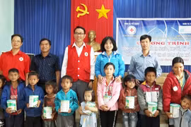 Tặng 2.000 lon sữa dinh dưỡng cho trẻ em ở huyện Chư Prông và Mang Yang