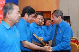 Khen thưởng 13 tập thể xuất sắc giai đoạn 1 Chương trình 1 triệu sáng kiến