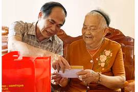 Chủ tịch UBND tỉnh Võ Ngọc Thành thăm, tặng quà người có công tại Mang Yang