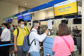 Tranh cãi việc thu phí làm thủ tục nhanh ở Cảng hàng không quốc tế Tân Sơn Nhất