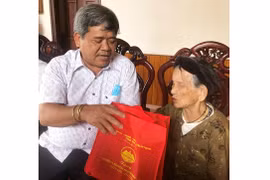 Chủ tịch Ủy ban MTTQ Việt Nam tỉnh Hồ Văn Điềm thăm, tặng quà gia đình chính sách, người có công tiêu biểu tại Đak Đoa