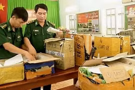 Bắt gần 2.000 điện thoại cao cấp nhập lậu